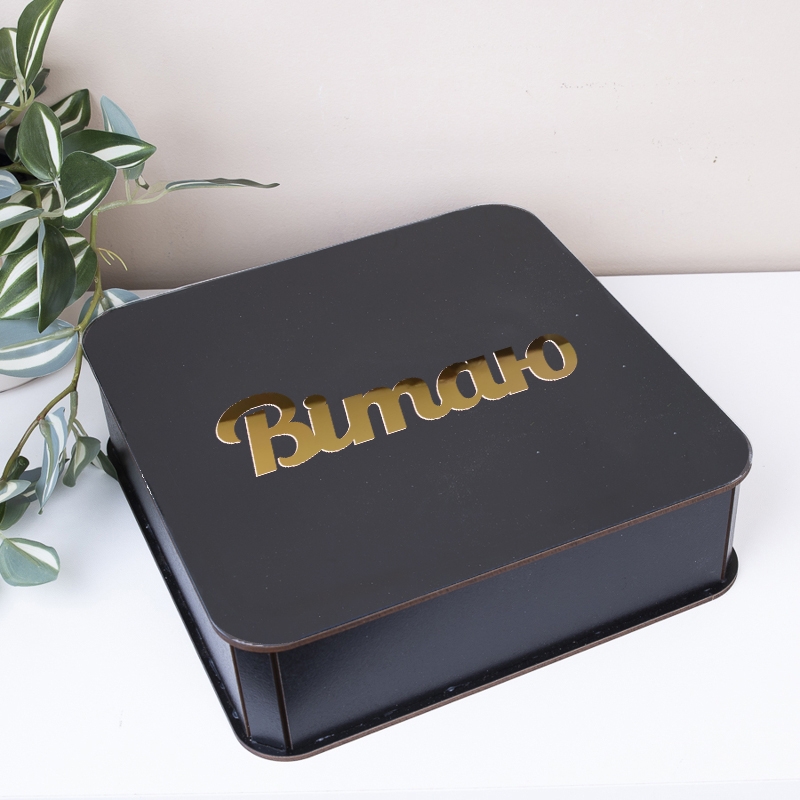 Подарункова коробка квадратна чорна 19.4×19.4×5.4 см «Накладка Золото ВІТАЮ»
