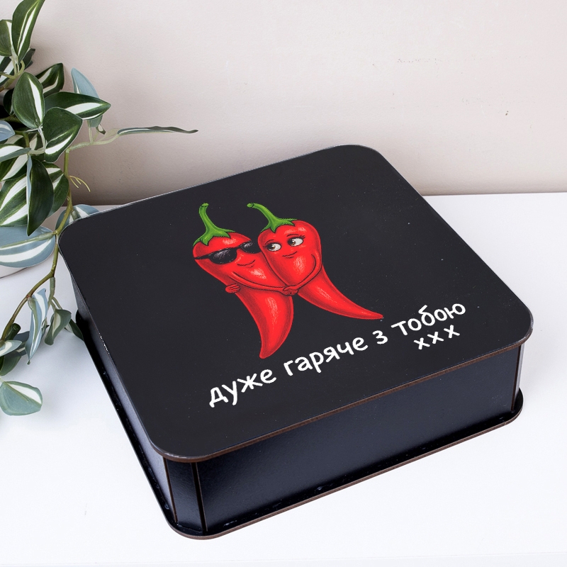 Подарункова коробка квадратна чорна 19.4×19.4×5.4 см «Дуже гаряче з тобою — прикол»