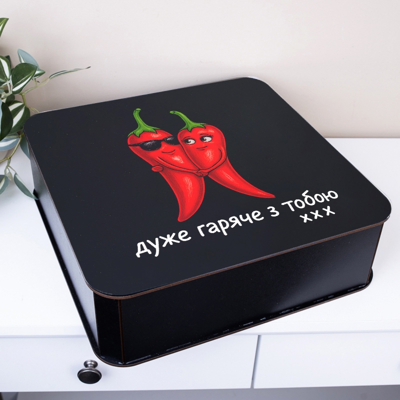 Подарункова коробка квадратна чорна 19.4×19.4×5.4 см «Дуже гаряче з тобою — прикол»