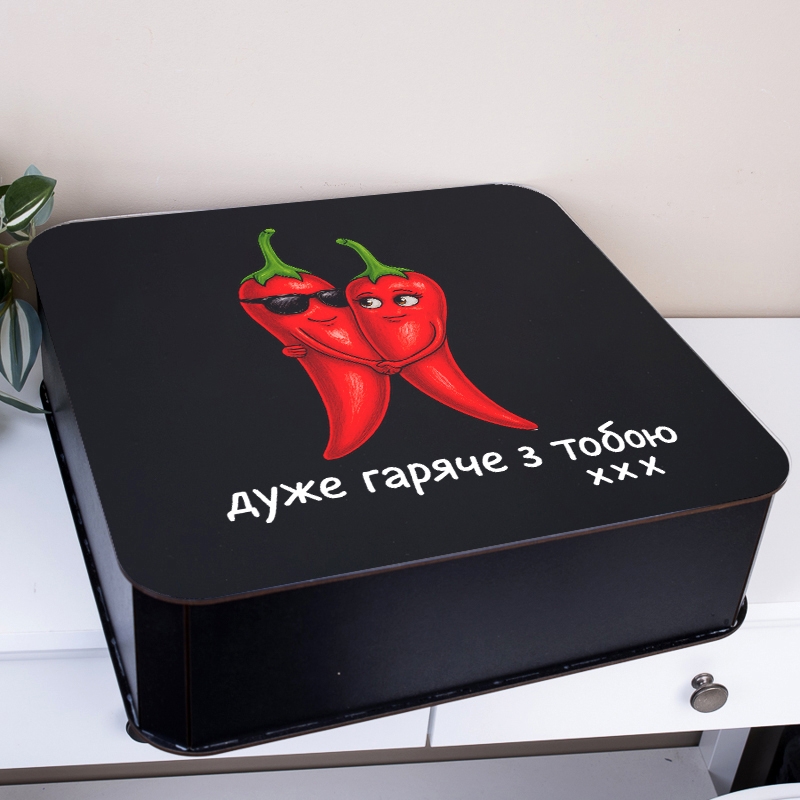 Подарункова коробка квадратна чорна 19.4×19.4×5.4 см «Дуже гаряче з тобою — прикол»