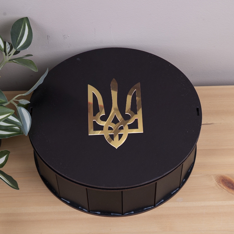 Подарункова коробка кругла чорна ⌀19.5×5.5 см «із золотим гербом»