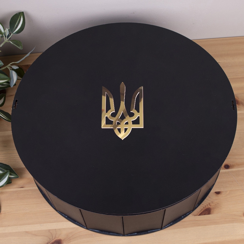 Подарункова коробка кругла чорна ⌀19.5×5.5 см «із золотим гербом»