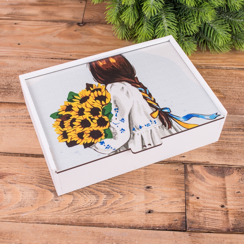 Подарункова коробка прямокутна 32×23×10 см «Дівчинка Українка»