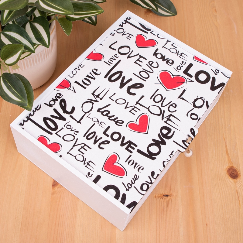 Подарункова коробка прямокутна червона 23×16×6.5 см «Написи Love та червоні»