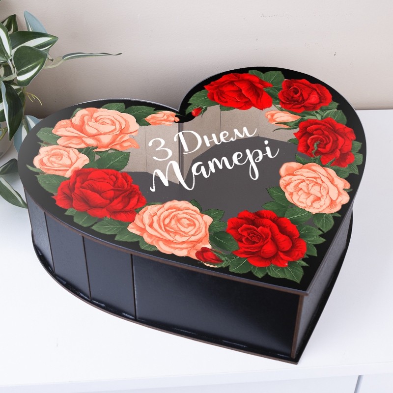 Подарункова коробка у формі серця чорна з прозорою кришкою 21×22.5×5.5 см «З Днем Матері Вінок троянд»