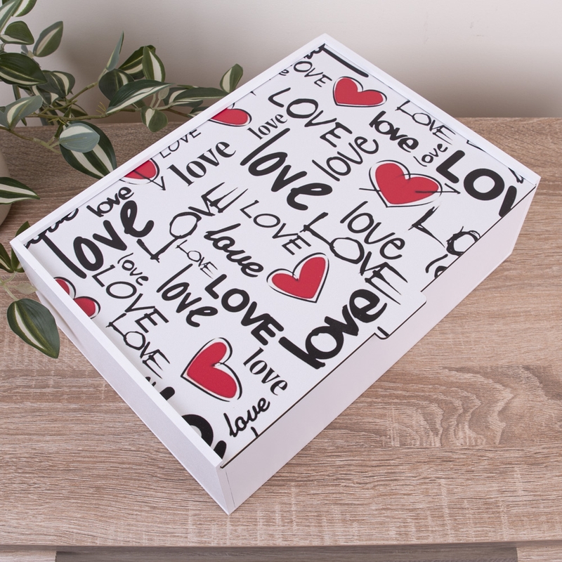 Подарункова коробка прямокутна червона 23×16×6.5 см «Написи Love та червоні»