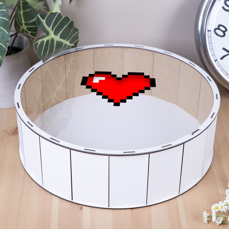 Подарункова коробка кругла з прозорою кришкою ⌀19.5×5.5 см «Піксельне сердечко — з кришкою»
