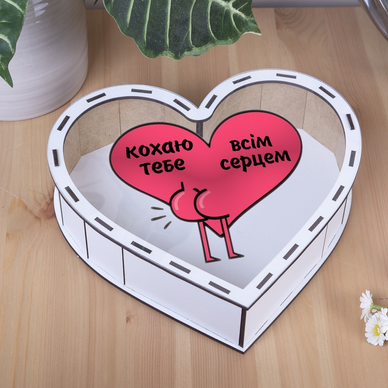 Подарункова коробка у формі серця з прозорою кришкою 21×22.5×5.5 см «Кохаю всім — прикол в формі»
