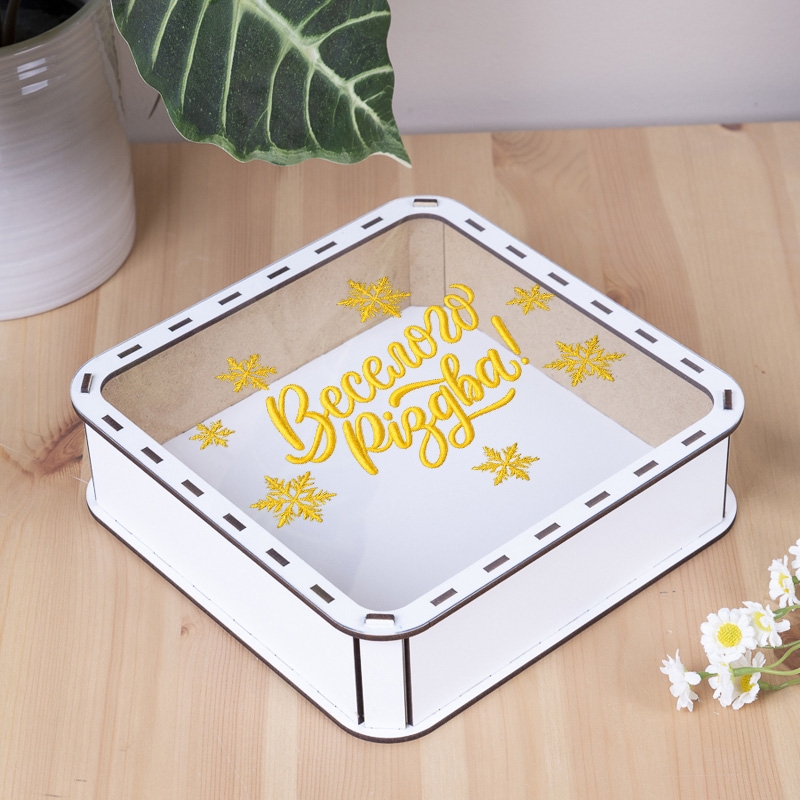 Подарункова коробка квадратна золота з прозорою кришкою 19.4×19.4×5.4 см «Веселого Різдва золоті сніжинки»