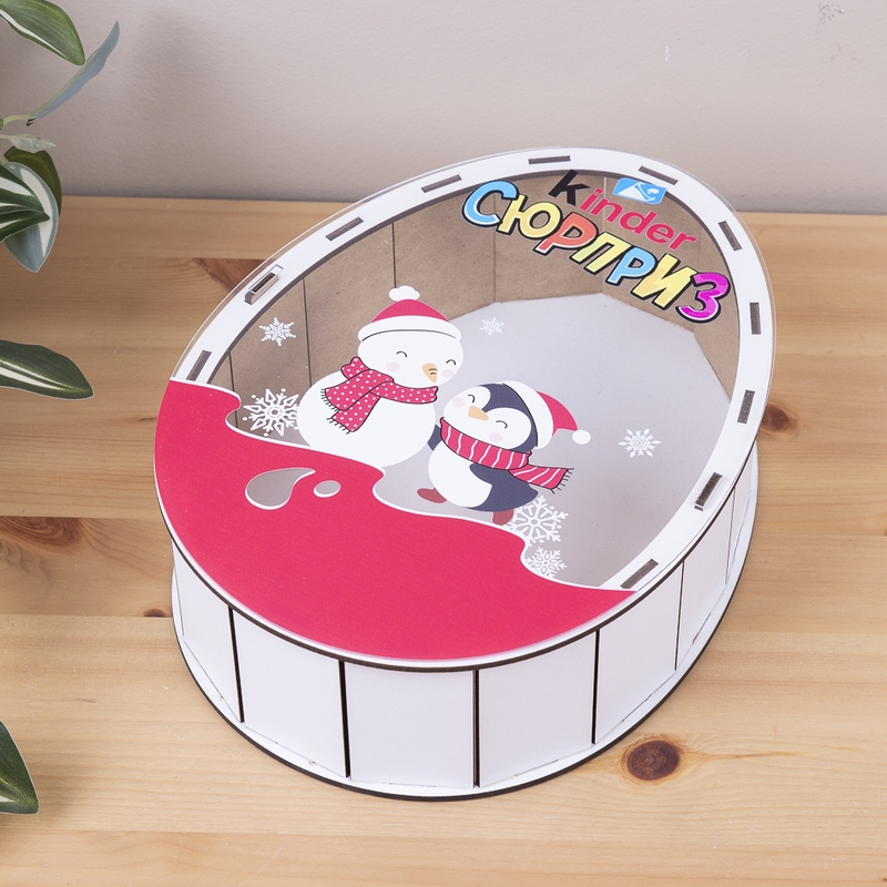 Овальна подарункова коробка Kinder біла з прозорою кришкою 33×25×10.6 см «Cніговик пінгвін»