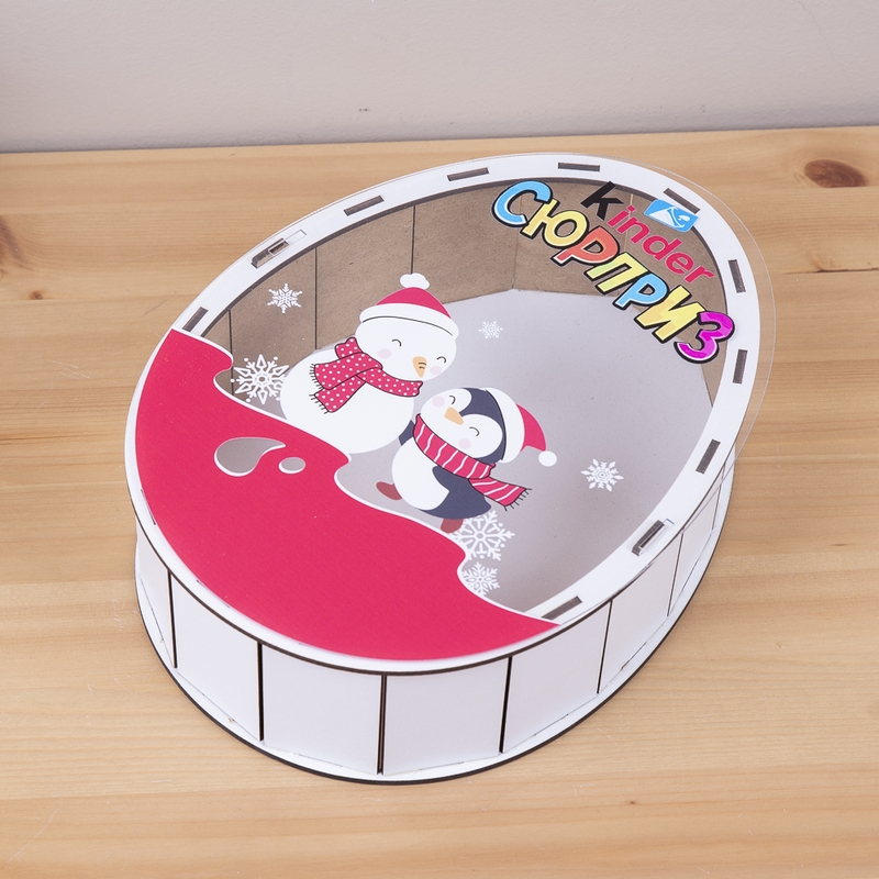 Овальна подарункова коробка Kinder біла з прозорою кришкою 33×25×10.6 см «Cніговик пінгвін»