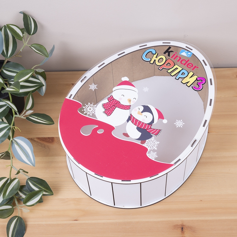Овальна подарункова коробка Kinder біла з прозорою кришкою 33×25×10.6 см «Cніговик пінгвін»