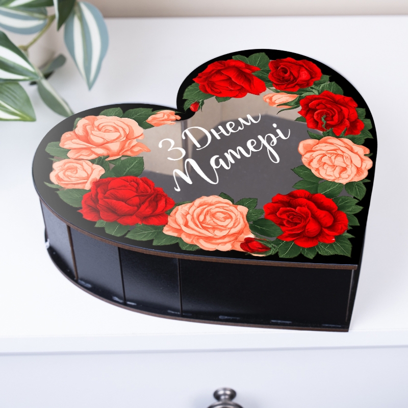 Подарункова коробка у формі серця чорна з прозорою кришкою 21×22.5×5.5 см «З Днем Матері Вінок троянд»