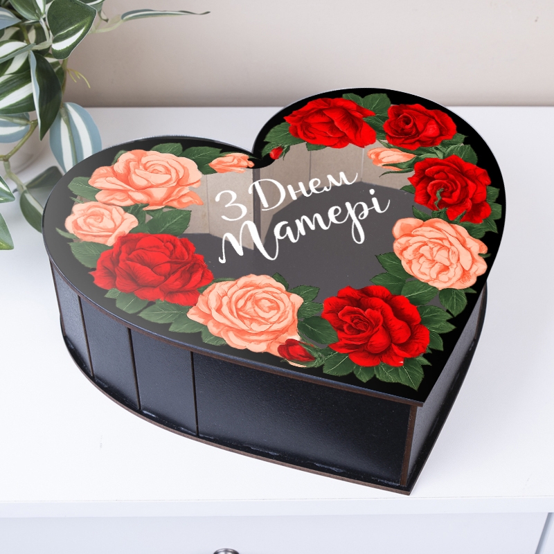 Подарункова коробка у формі серця чорна з прозорою кришкою 21×22.5×5.5 см «З Днем Матері Вінок троянд»