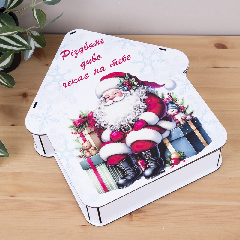 Подарункова коробка у формі хатинки 27×22×27 см «з Сантою»