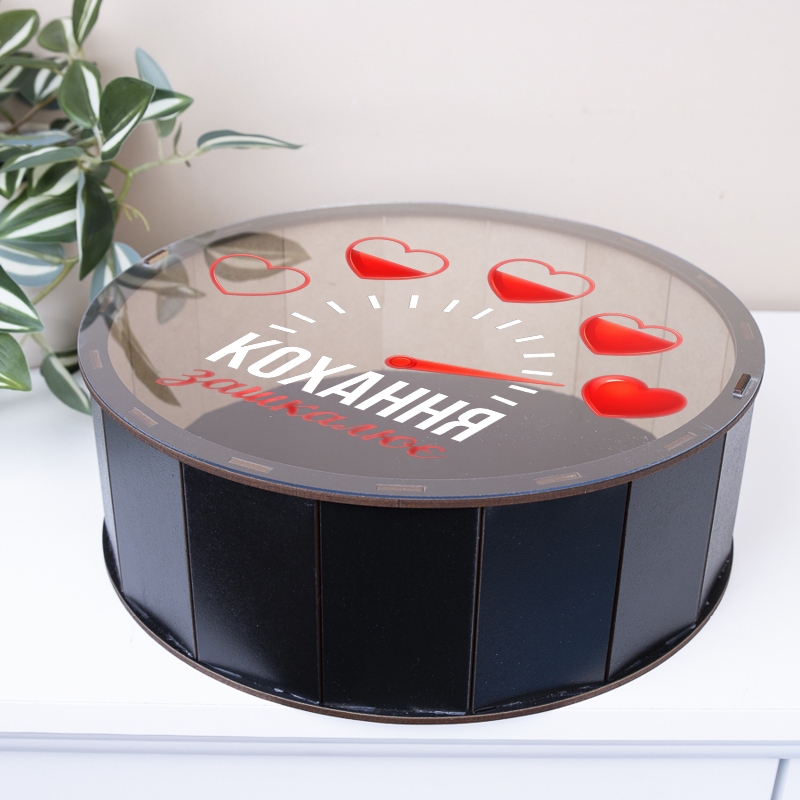 Подарункова коробка кругла чорна з прозорою кришкою ⌀19.5×5.5 см «Кохання зашкалює»
