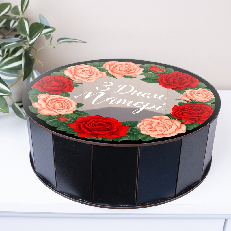 Подарункова коробка кругла чорна з прозорою кришкою ⌀19.5×5.5 см «З Днем Матері Вінок троянд»