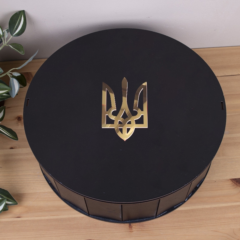 Подарункова коробка кругла чорна ⌀19.5×5.5 см «із золотим гербом»