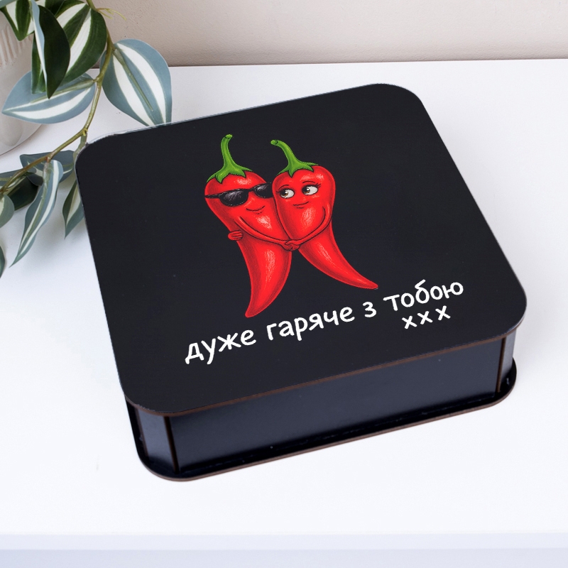 Подарункова коробка квадратна чорна 19.4×19.4×5.4 см «Дуже гаряче з тобою — прикол»