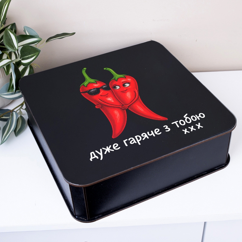 Подарункова коробка квадратна чорна 19.4×19.4×5.4 см «Дуже гаряче з тобою — прикол»