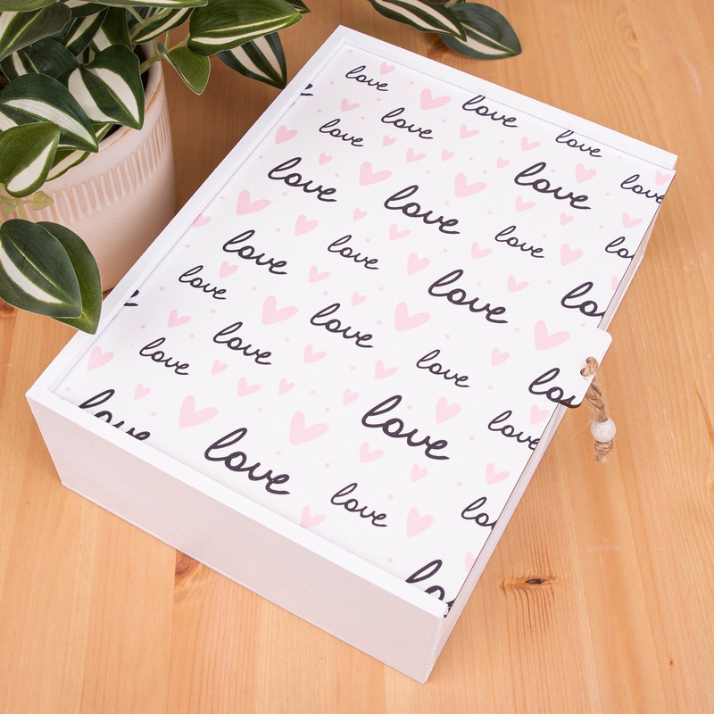 Подарункова коробка прямокутна рожева 23×16×6.5 см «Написи Love та рожеві»